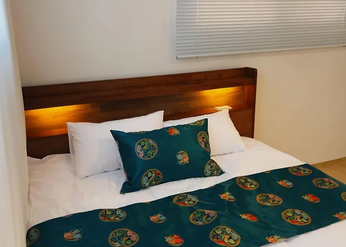 Mangwon Market 1min, Mangwon Station 3min, Korean-style Accommodation, 4room, 12ppl * Seoul