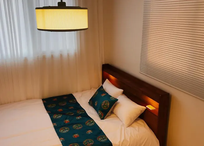 Mangwon Market 1min, Mangwon Station 3min, Korean-style Accommodation, 4room, 12ppl Apartment
