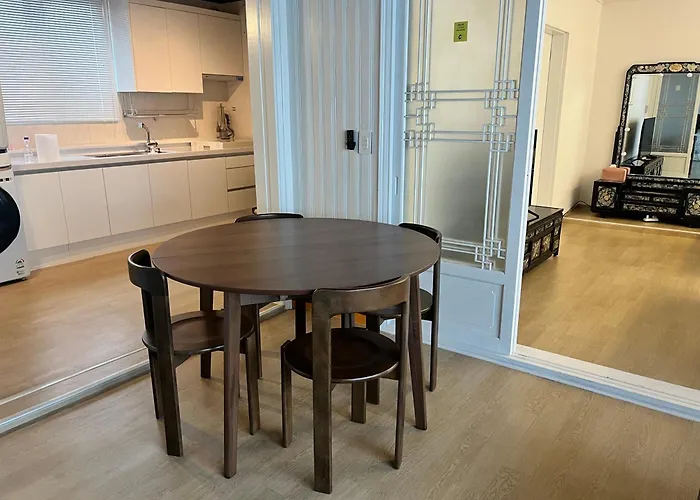 Apartment Mangwon Market 1min, Mangwon Station 3min, Korean-style Accommodation, 4room, 12ppl Seoul