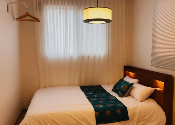 Mangwon Market 1min, Mangwon Station 3min, Korean-style Accommodation, 4room, 12ppl *