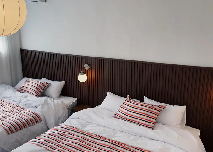 Mangwon Market 1min, Mangwon Station 3min, Korean-style Accommodation, 4room, 12ppl * Seoul