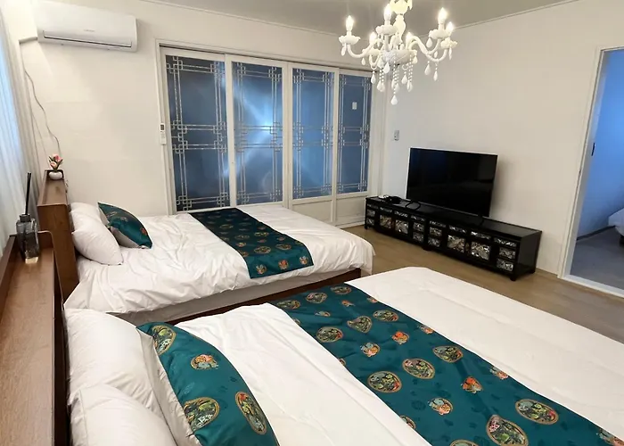 Mangwon Market 1min, Mangwon Station 3min, Korean-style Accommodation, 4room, 12ppl