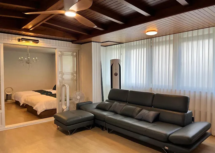 Mangwon Market 1min, Mangwon Station 3min, Korean-style Accommodation, 4room, 12ppl Apartment *