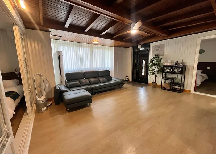 Mangwon Market 1min, Mangwon Station 3min, Korean-style Accommodation, 4room, 12ppl Apartment Seoul