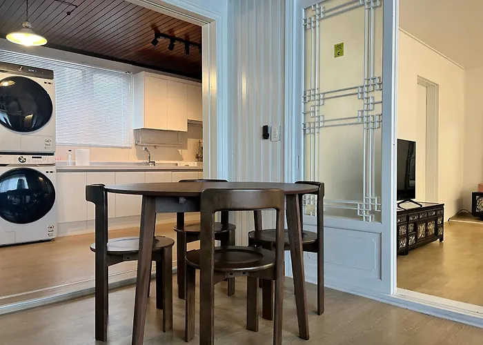 Mangwon Market 1min, Mangwon Station 3min, Korean-style Accommodation, 4room, 12ppl *