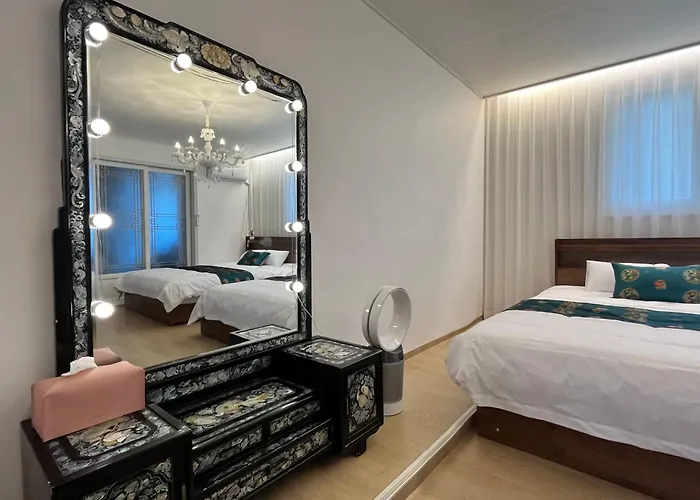 Mangwon Market 1min, Mangwon Station 3min, Korean-style Accommodation, 4room, 12ppl Apartment