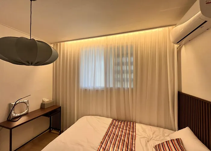 Apartment Mangwon Market 1min, Mangwon Station 3min, Korean-style Accommodation, 4room, 12ppl