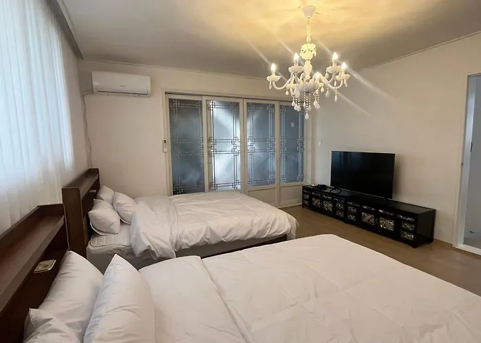 Mangwon Market 1min, Mangwon Station 3min, Korean-style Accommodation, 4room, 12ppl Apartment *