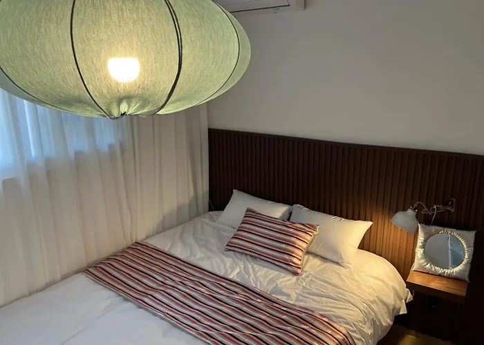 Mangwon Market 1min, Mangwon Station 3min, Korean-style Accommodation, 4room, 12ppl *