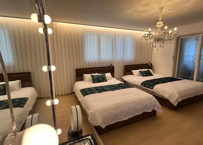 Mangwon Market 1min, Mangwon Station 3min, Korean-style Accommodation, 4room, 12ppl *