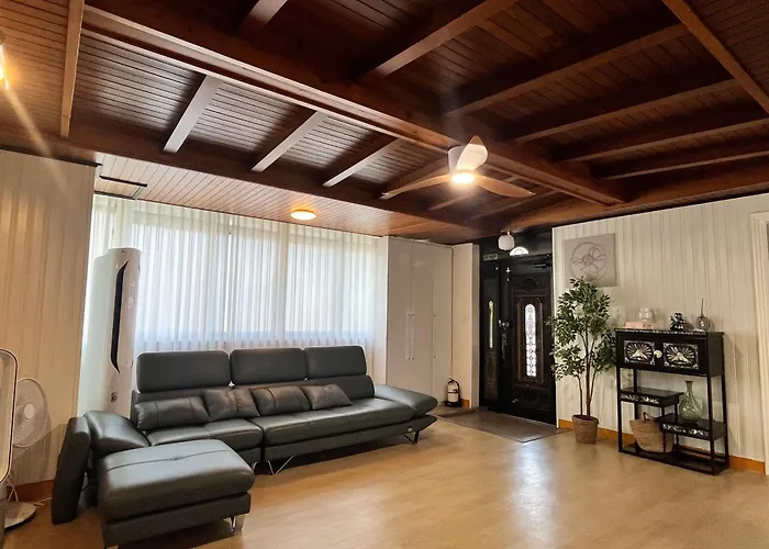 Mangwon Market 1min, Mangwon Station 3min, Korean-style Accommodation, 4room, 12ppl * Seoul
