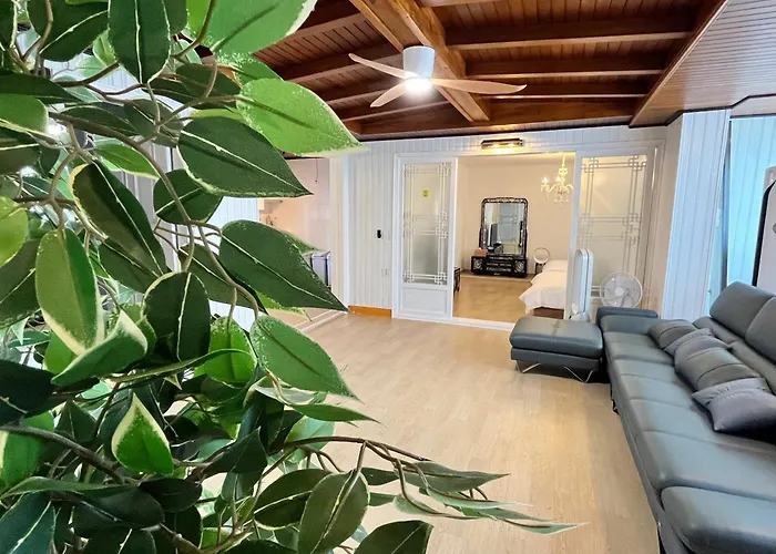 Mangwon Market 1min, Mangwon Station 3min, Korean-style Accommodation, 4room, 12ppl