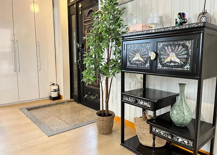 Mangwon Market 1min, Mangwon Station 3min, Korean-style Accommodation, 4room, 12ppl Apartment