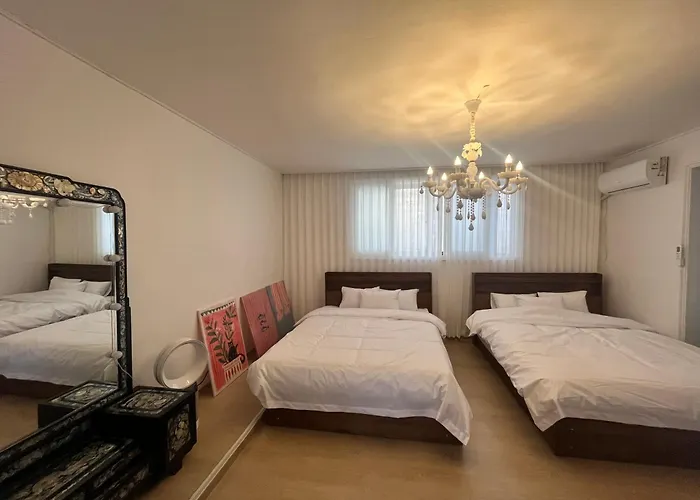 Apartment Mangwon Market 1min, Mangwon Station 3min, Korean-style Accommodation, 4room, 12ppl Seoul