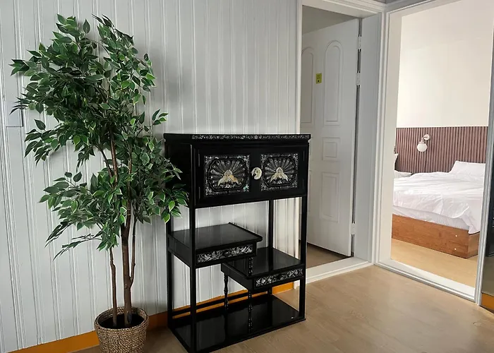 Apartment Mangwon Market 1min, Mangwon Station 3min, Korean-style Accommodation, 4room, 12ppl
