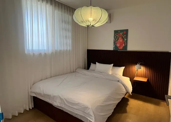 Mangwon Market 1min, Mangwon Station 3min, Korean-style Accommodation, 4room, 12ppl Apartment Seoul