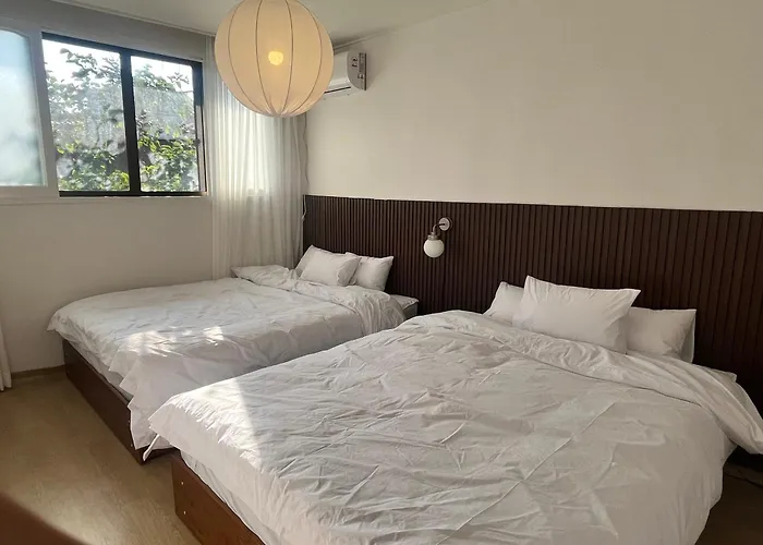 Mangwon Market 1min, Mangwon Station 3min, Korean-style Accommodation, 4room, 12ppl Apartment *