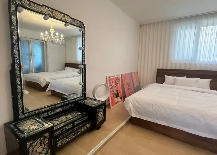 Mangwon Market 1min, Mangwon Station 3min, Korean-style Accommodation, 4room, 12ppl