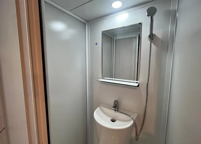 Mangwon Market 1min, Mangwon Station 3min, Korean-style Accommodation, 4room, 12ppl Apartment *
