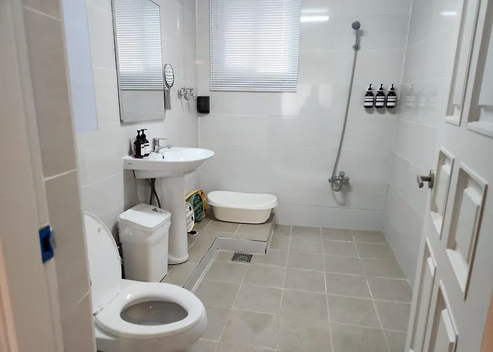 Mangwon Market 1min, Mangwon Station 3min, Korean-style Accommodation, 4room, 12ppl Apartment Seoul