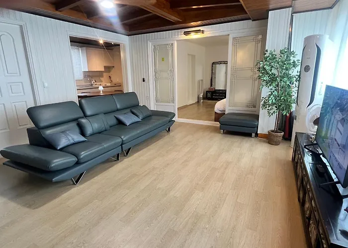 Mangwon Market 1min, Mangwon Station 3min, Korean-style Accommodation, 4room, 12ppl