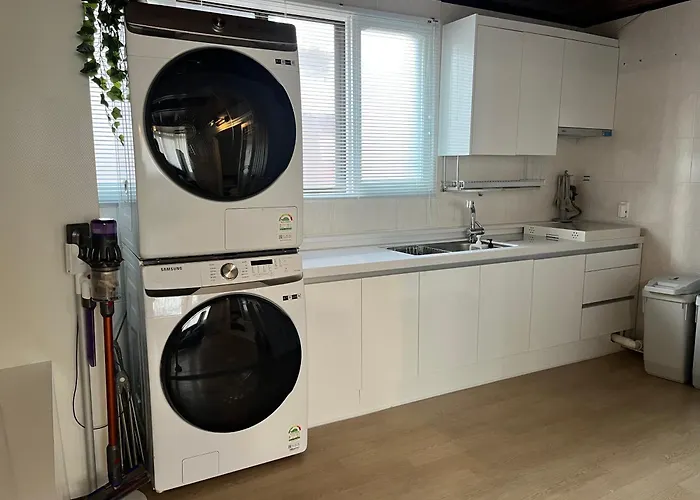 Apartment Mangwon Market 1min, Mangwon Station 3min, Korean-style Accommodation, 4room, 12ppl Seoul