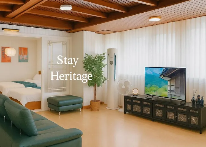 Apartment Mangwon Market 1min, Mangwon Station 3min, Korean-style Accommodation, 4room, 12ppl *